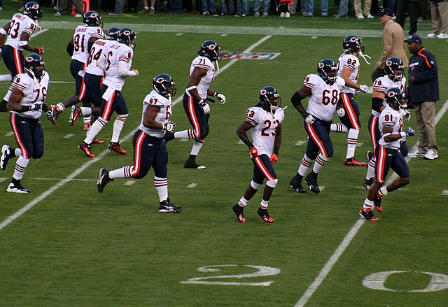 Chicago_Bears_players_run_to_field