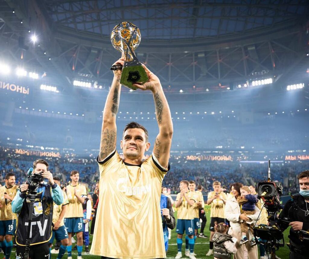 Dejan Lovren holding Russian Premier League Cup. (Source: Instagram)