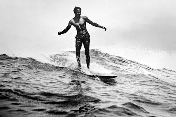 Duke-Kahanamoku-Surfing