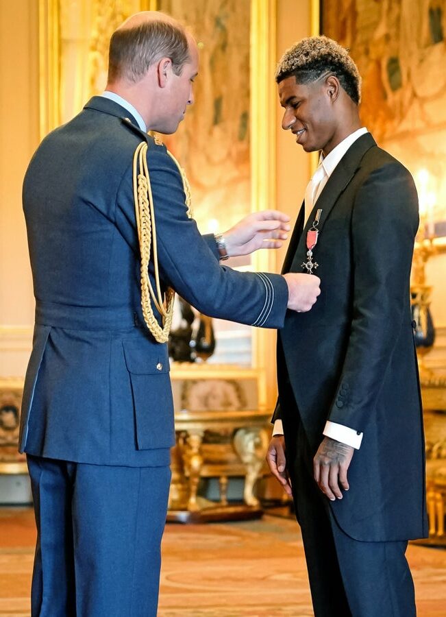 Marcus Rashford receiving the MBE award from Prince Williams