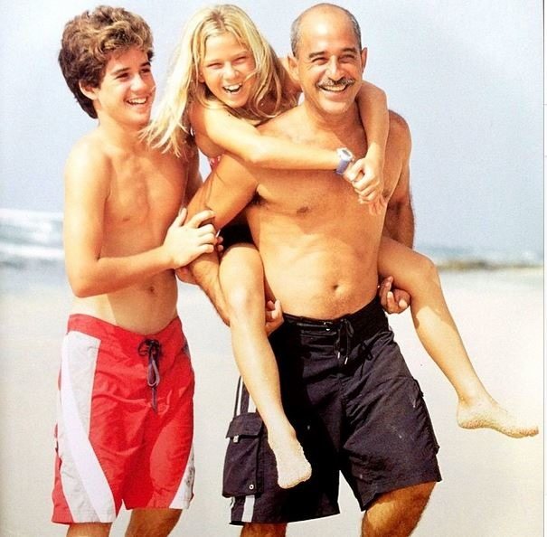 Coco enjoying with her dad Michael and brother Mason during her childhood