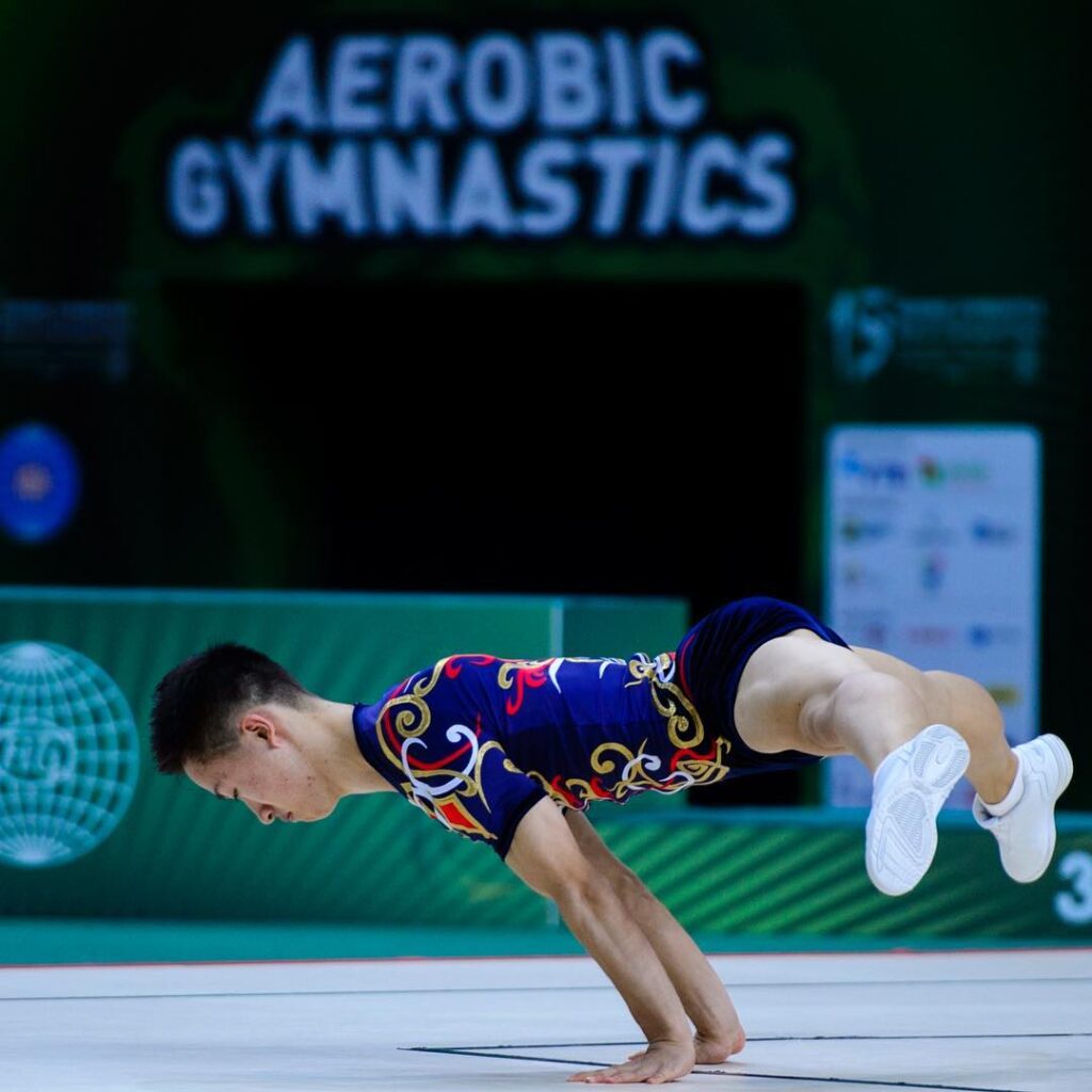 Mizuki Saito showing his aerobic gymnastics