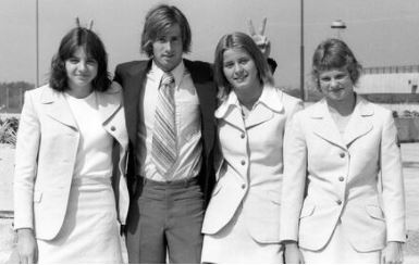 Roland Matthes with his teammates at the 1973 Swimming World championship. (Angela Franke, Roland Matthes, Kornelia Ender and Ulrike Richter from left)