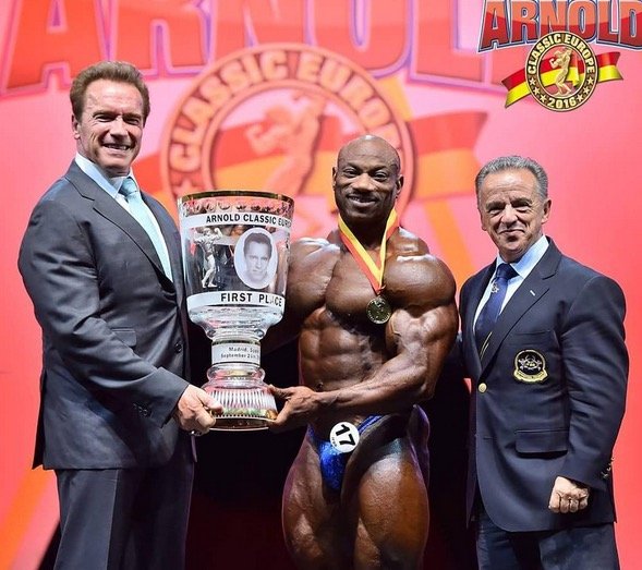 Dexter received his winning trophy in the 2016 Arnold Classic Europe.