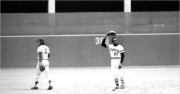 Clemente raised his helmet after the 3,000th Hit