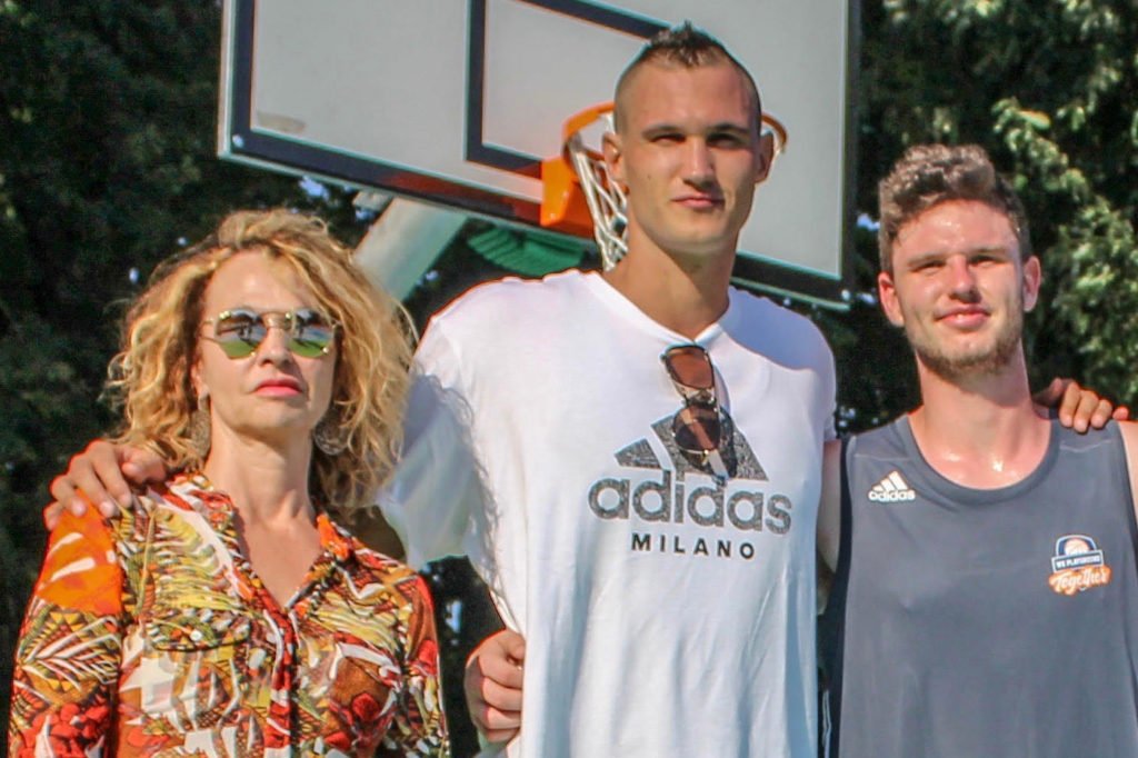 Danilo Gallinari with his mum & brother (Source : The athletic)
