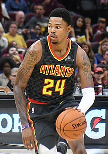 Kent_Bazemore_with_the_Atlanta_Hawks_in_2017