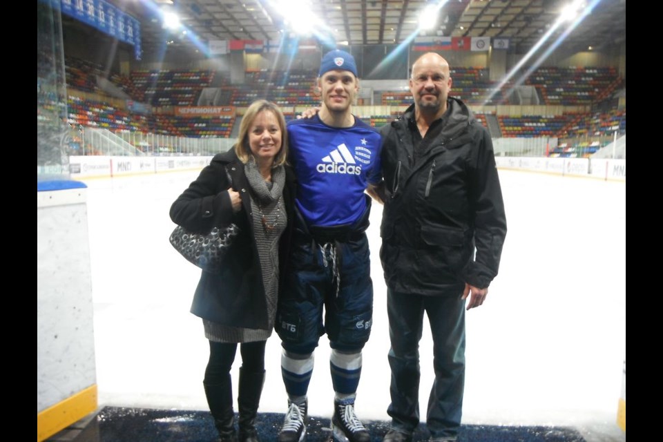 Robinson with his parents (Source: SASKTODAY.ca)