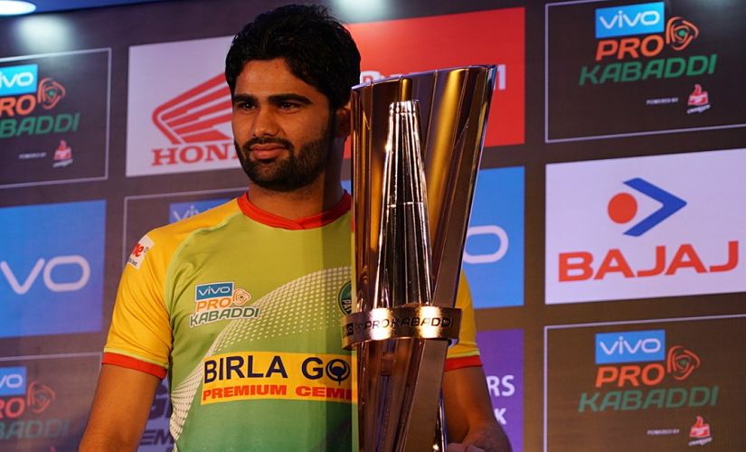 Pardeep Narwal with the trophy of the VIVO Pro Kabaddi. (Source: Twitter)