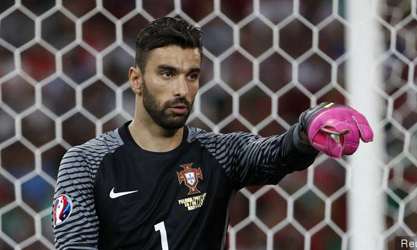 Rui Patricio in goal post.