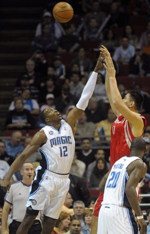 Yao Ming playing agains the Hawks (Source: Herald-Tribune)