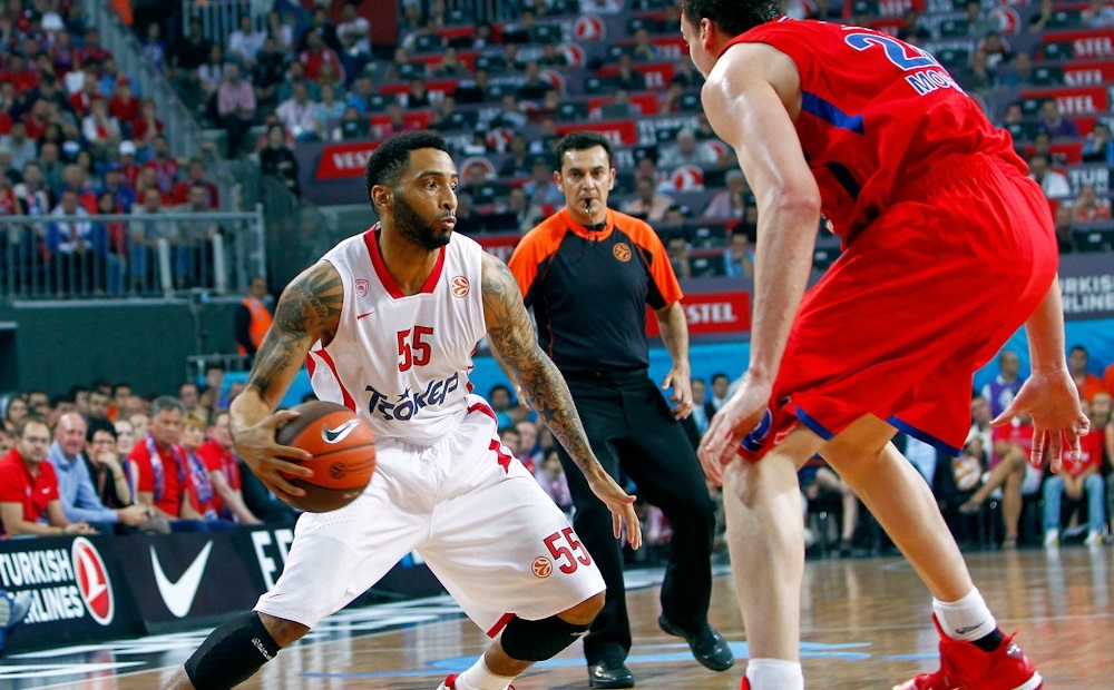 During the 2012 EuroLeague Basketball, Acie defended the ball against the Istanbul team.