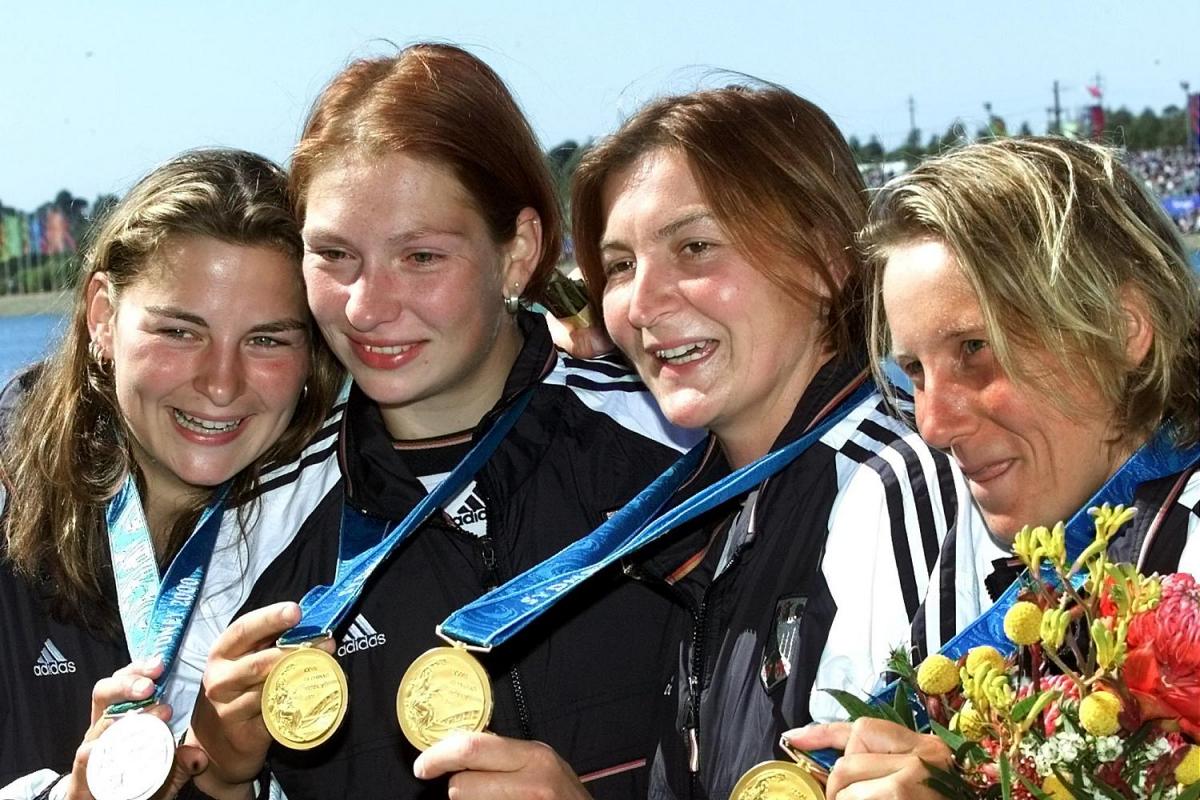 Birgit(second from right) shows the gold medal (K4 500m final) at Sydney Games.