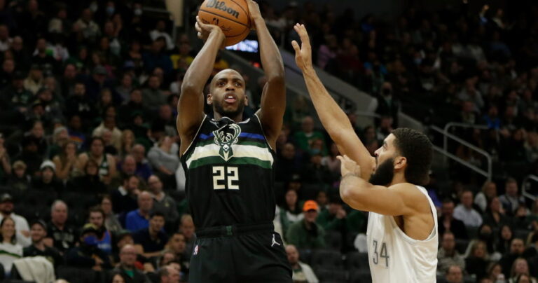 khris-middleton-shoots-for-the-bucks