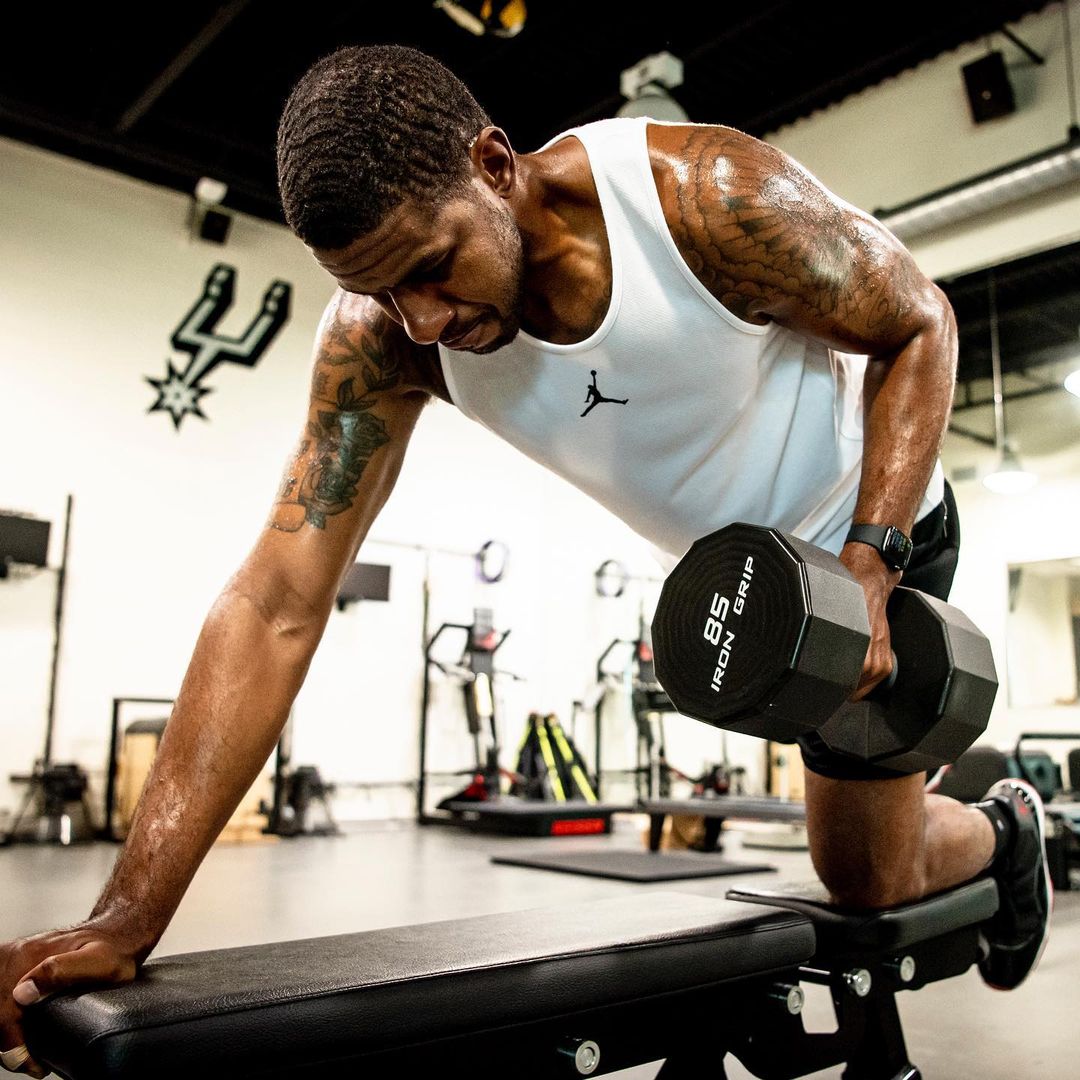 Aldridge Working Out In A Gym