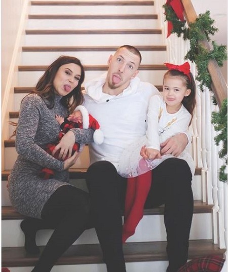Daniel Theis with his wife and children (Playerswiki.com)