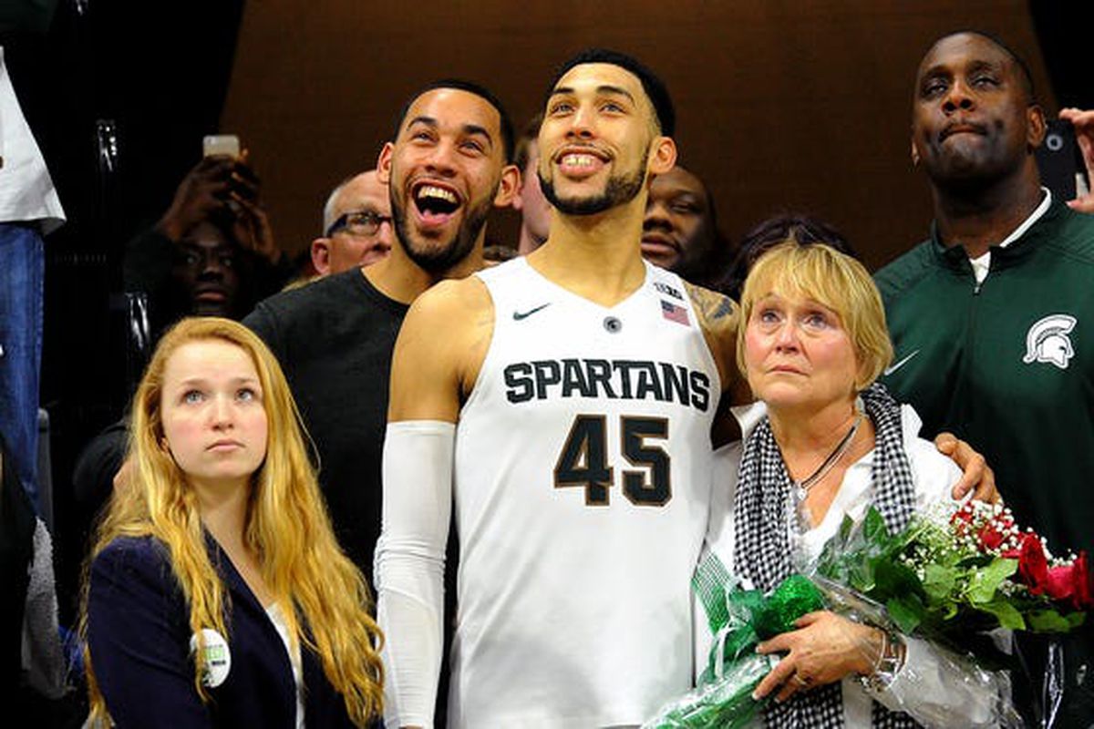 Denzel Valentine with his father, mother & brother (Source: suntimes.com)
