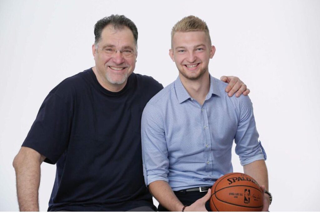 Domantas Sabonis with his father(Source: Twitter)