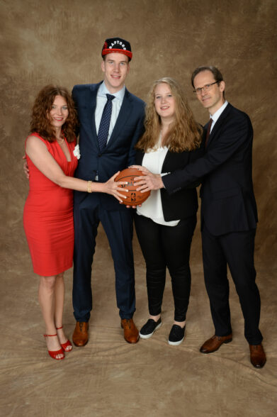 Jakob Poeltl with his family members(Source: NBA.com)
