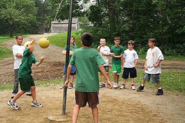 Kids-playing-tetherball