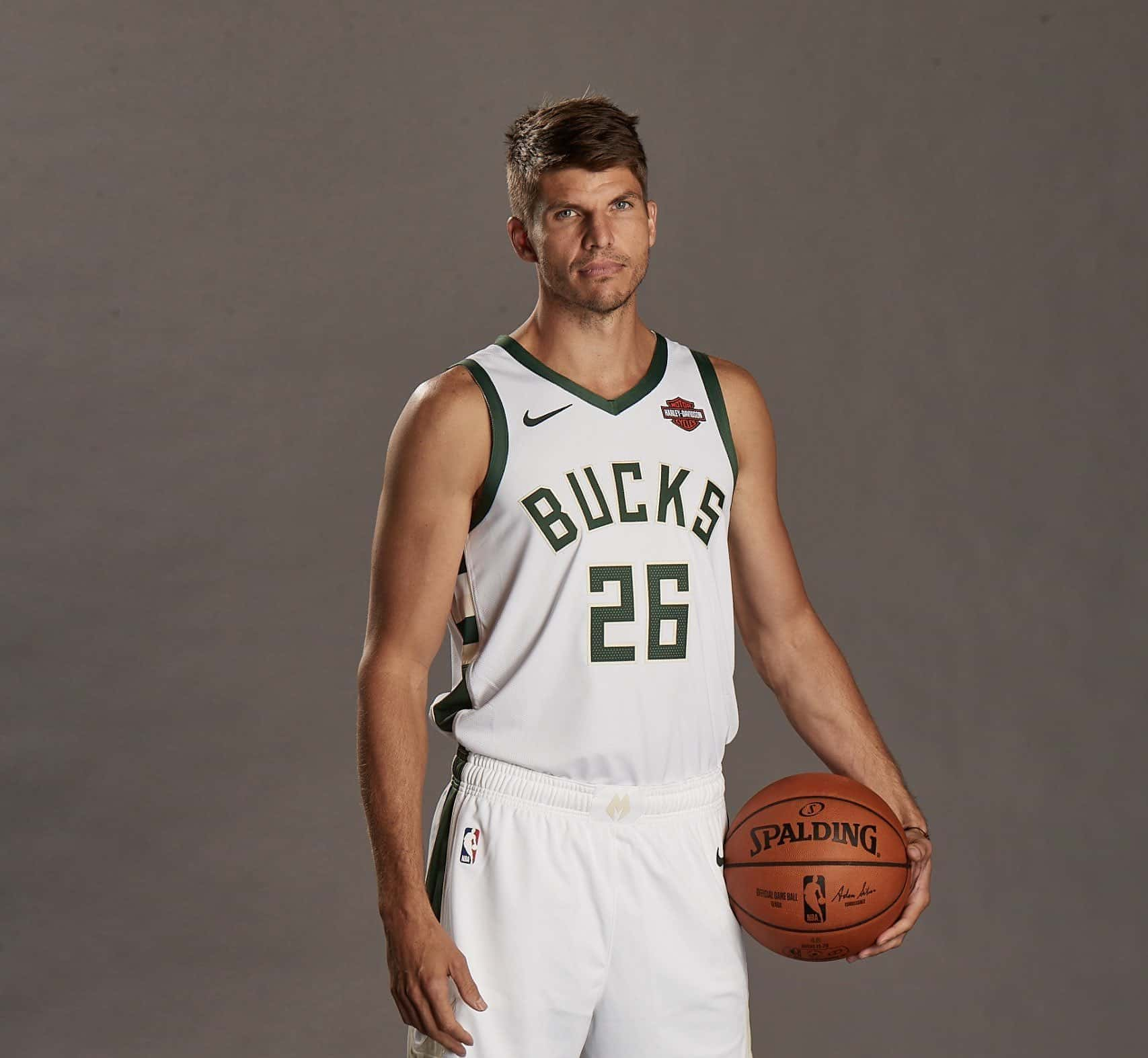 Kyle Korver with Milwaukee Bucks (Source: kniakrls.com)