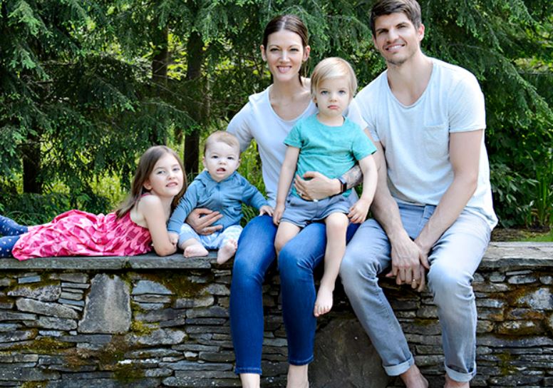 Kyle Korver with his wife and children (Source: celebretiesinfo.com)