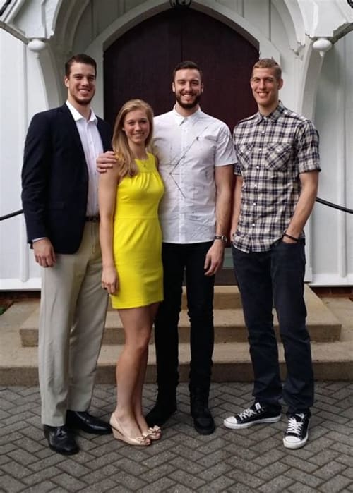 Mason Plumlee with his brothers and sisters(Source: Playersgf.com)