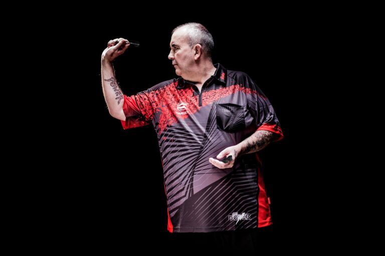 Phil Taylor aiming darts