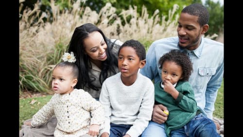 Trevor Ariza along with his wife and kids (Source: playersgf)