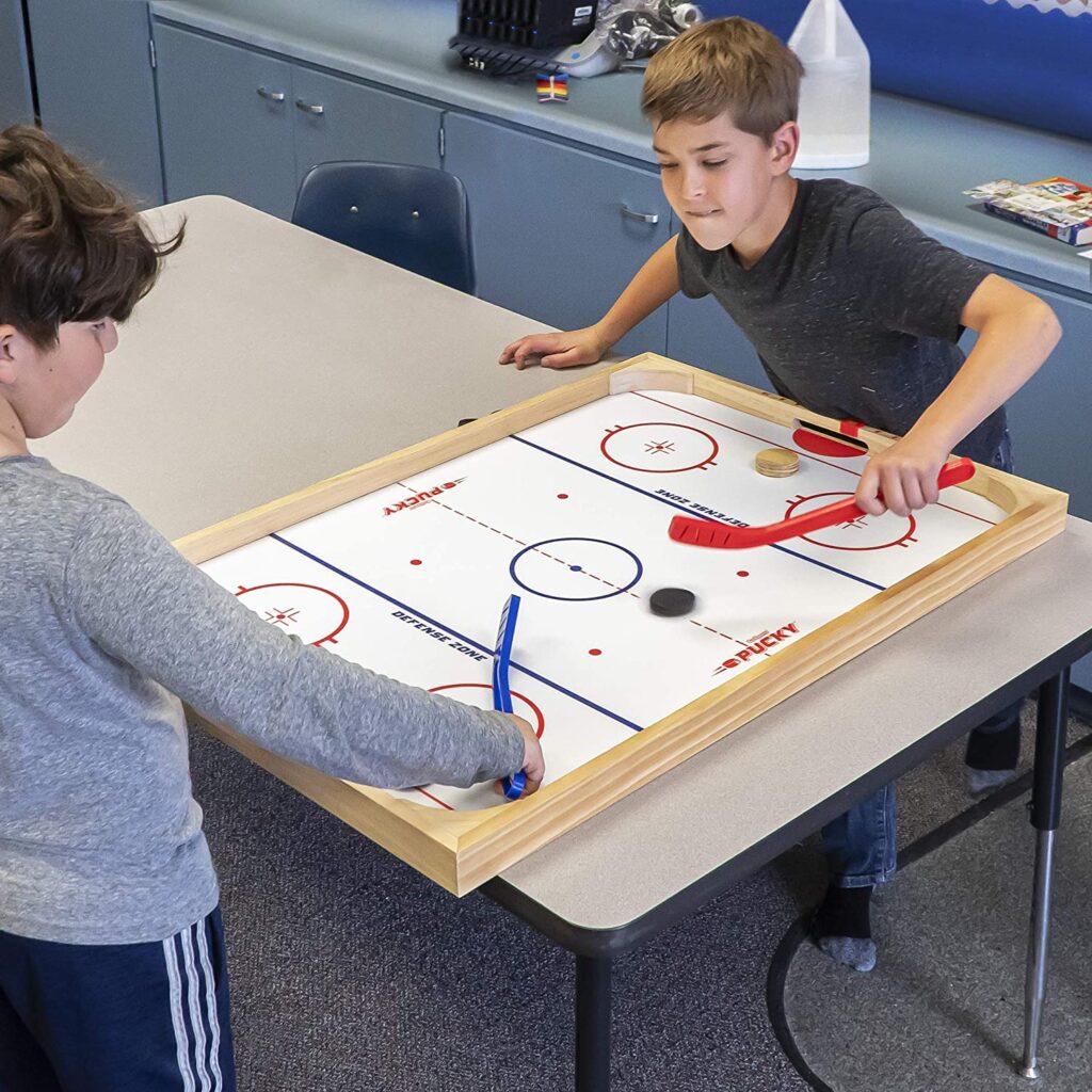 kids-playing-air-hockey