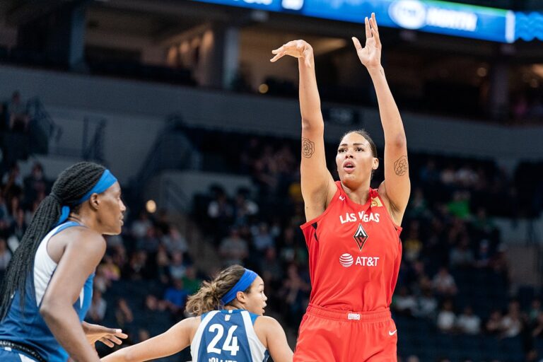 Liz Cambage shoots the ball. (Source: Wikimedia)