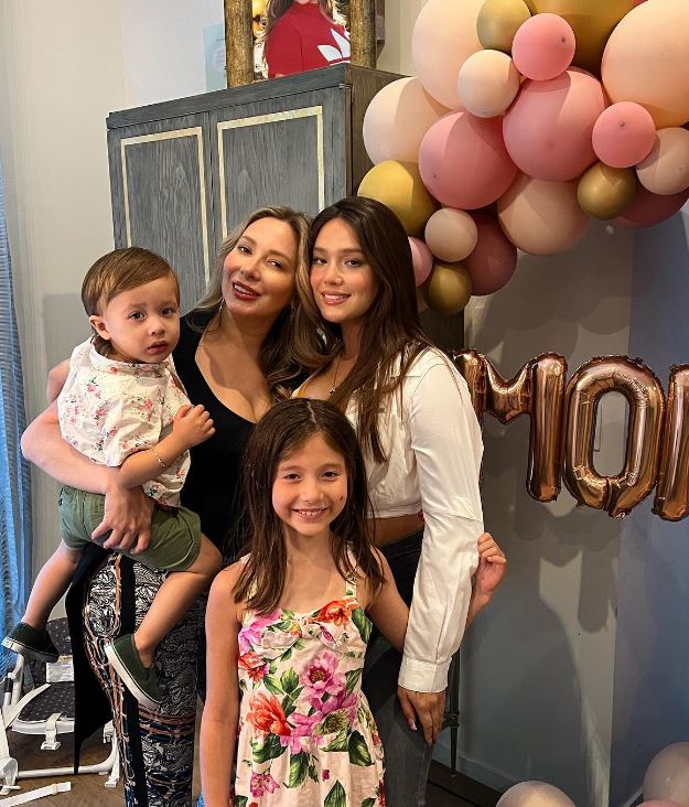 Frida-Muro-with-her-sister-and-daughters