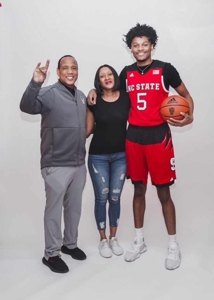 Hall with his parents (Source: zagsblog.com)