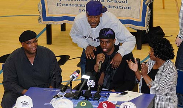 Jones with his parents and his friend Terrence Ross (Source: bigbluehistory.net)