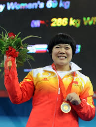 Liu Chunhong showing her gold medal (Source: Features_china.org.cn)