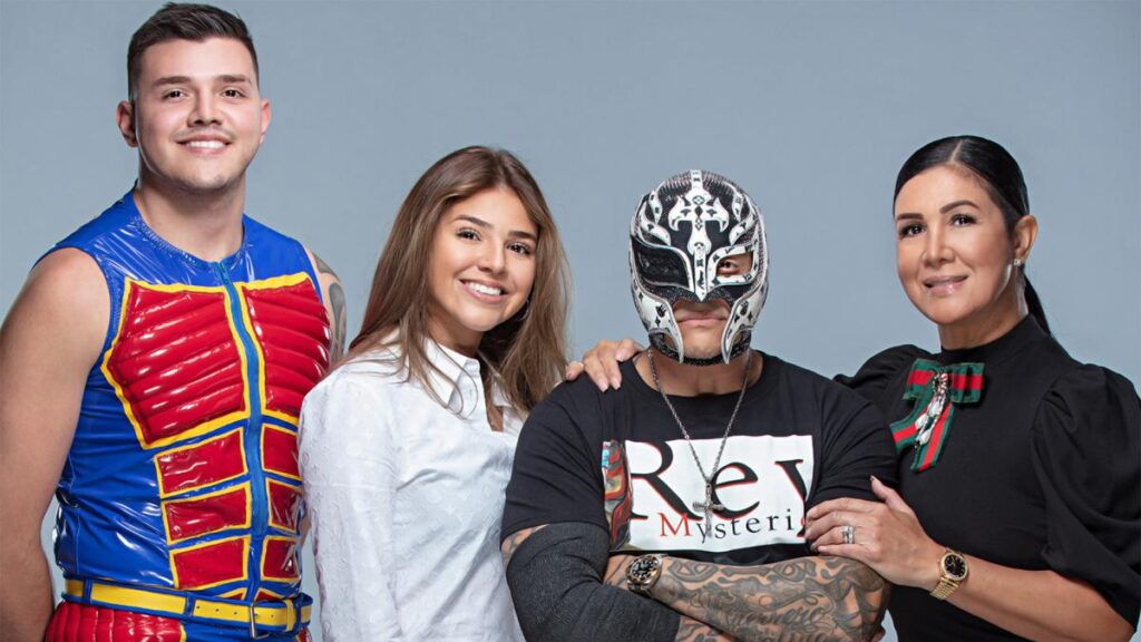 rey-mysterio-with-his-family