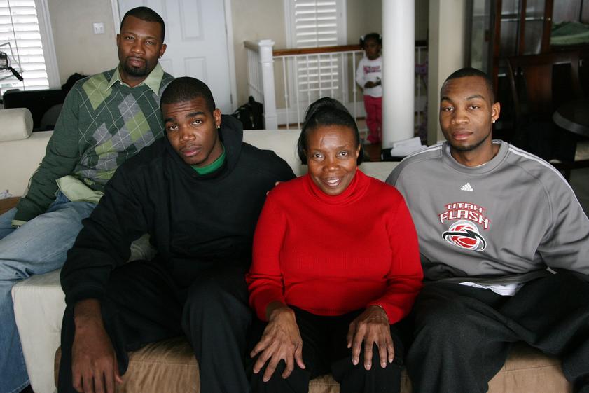The NBA player with his mother & brothers (Source: nba.com)
