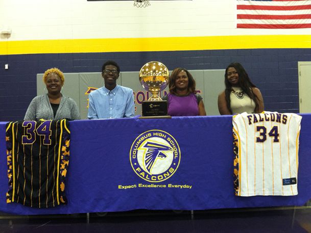 The player's son with his mum, sister & aunt during signing with Arkansas (Source: cdispatch.com)