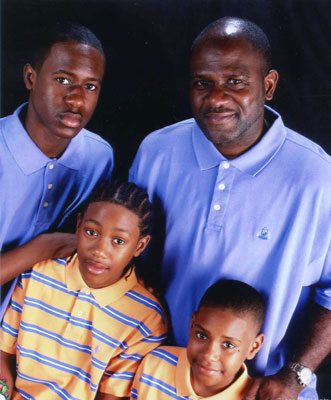 Williams with his kids (Source: guhoyas.com)