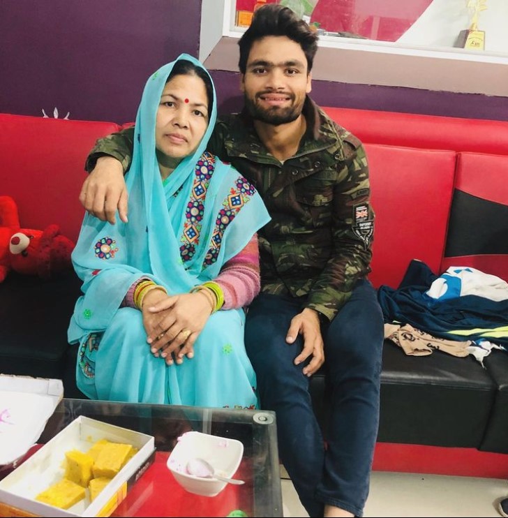 singh-with-his-mother