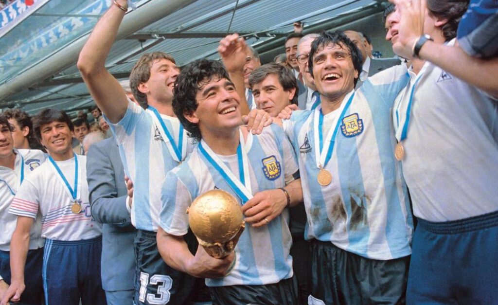 Argentina celebrating with the World Cup trophy in 1986