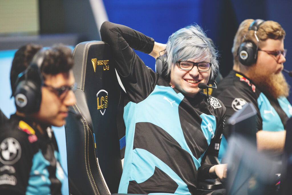 C9 Sneaky in blue clothes