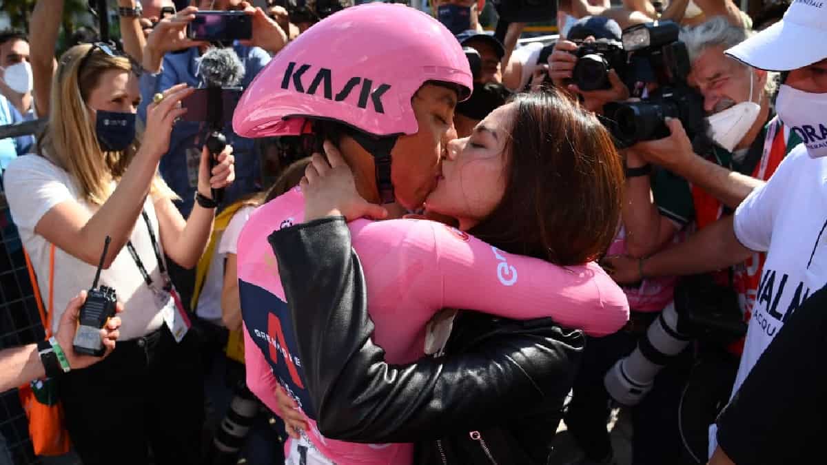 Egan Bernal kissing his girlfriend Maria after a victory (Source: Noticias RCN)