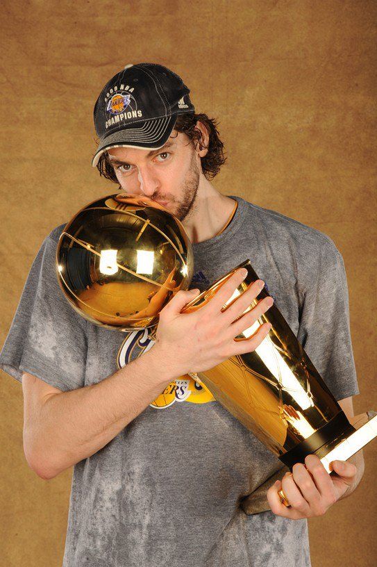 Gasol with NBA title (Source: Twitter)