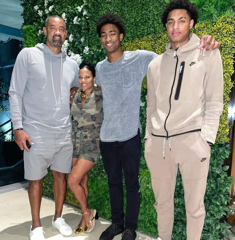 Juwan Howard with his son, Jace & Jett and wife Jenine (Source: brieflynews.com)