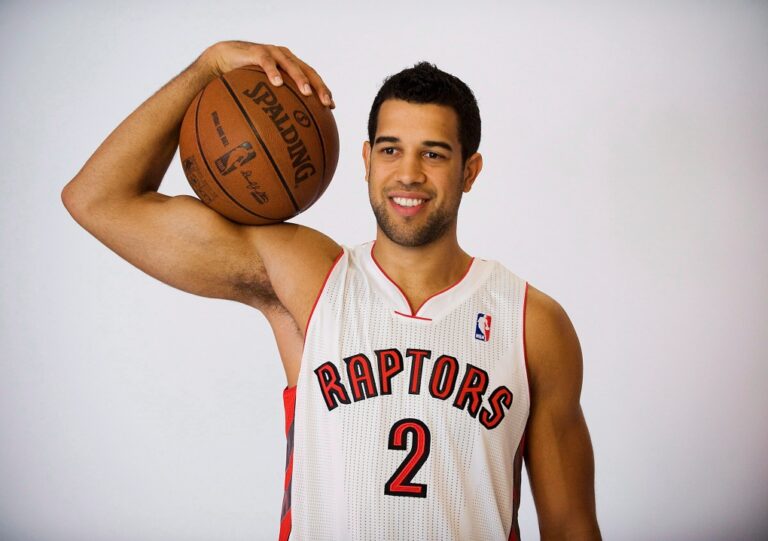 Landry Fields carrying a ball