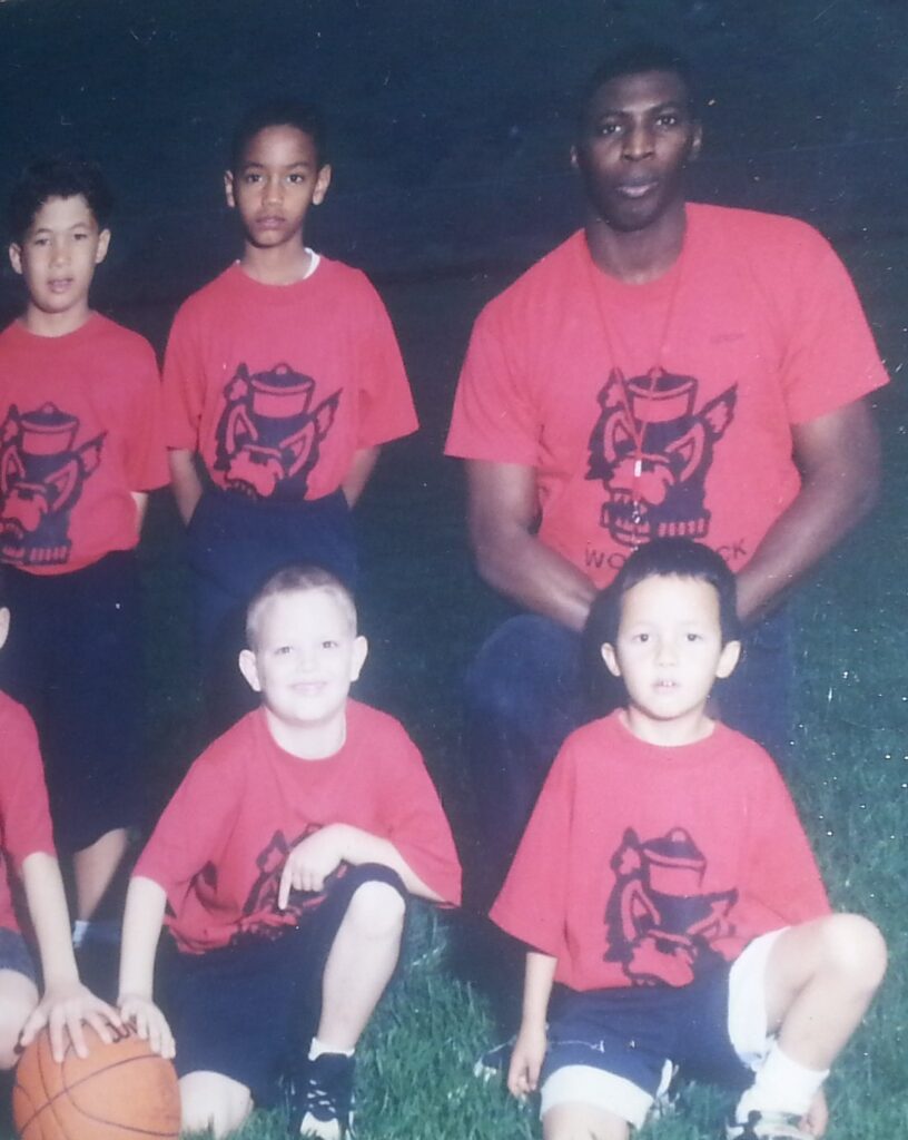 Scot(In middle at back) with his elementary school basketball team