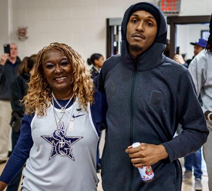 Williams with his mother (Source: infoseemedia.com)
