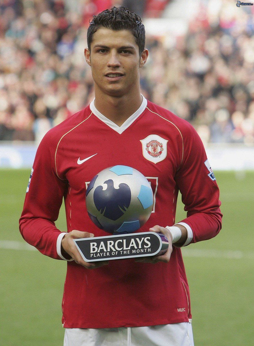 cr7-with-player-of-the-month-award