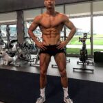 ronaldo-showing-his-abs
